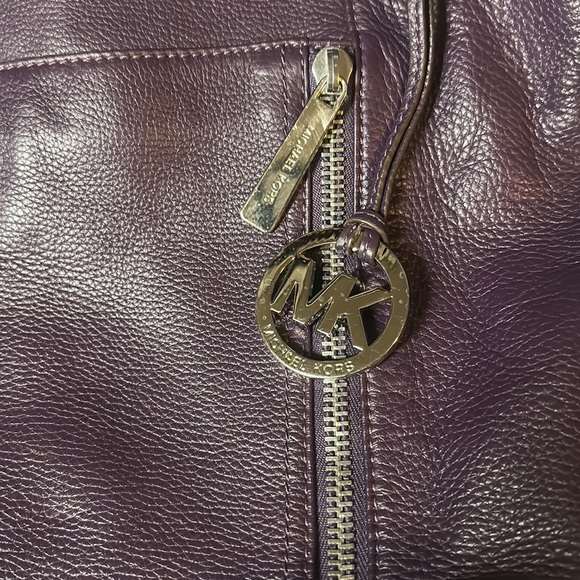 Michael Kors Purple Pebbled Leather Hobo Style Purse With 2 Outside Pockets - Picture 2 of 9